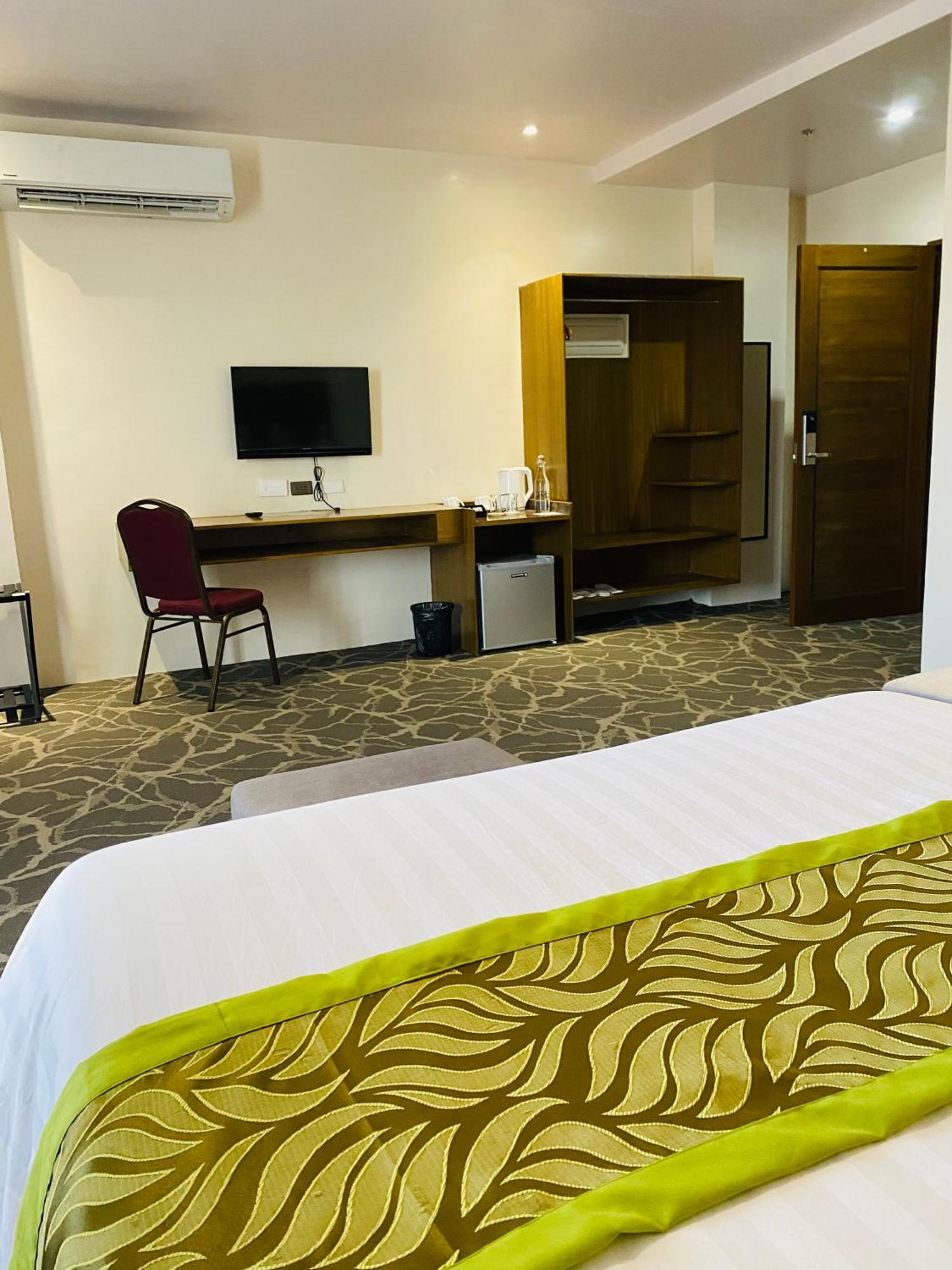 Maxi Hotel And Event Center Tagbilaran City Ngoại thất bức ảnh